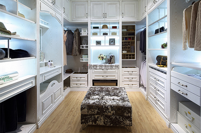 步入式衣帽間怎么樣？步入式衣帽間的優(yōu)缺點有哪些？